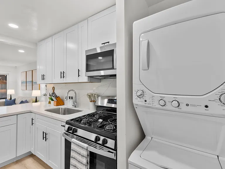 4440 Clairemont Dr — Photo 14