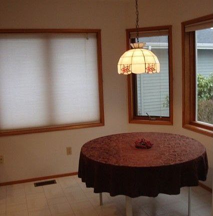 Eat-In Breakfst Nook leaves plenty of room to manuever in kitchen.