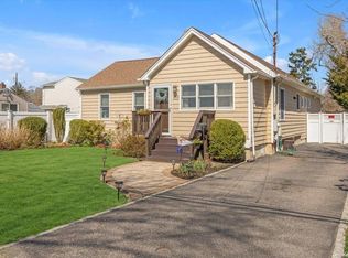 510 4th Ave, East Northport, NY 11731