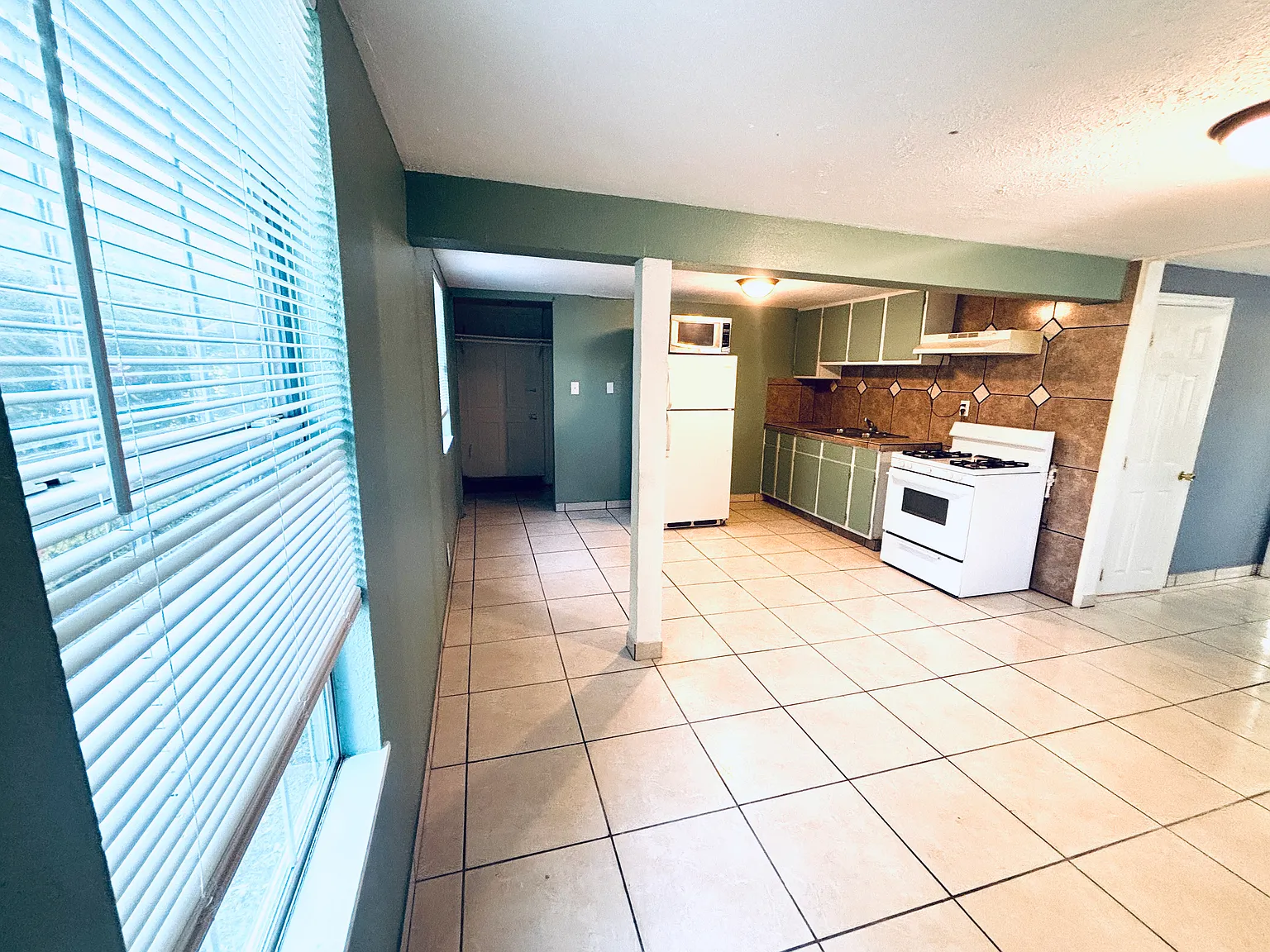 1 bed, 650 sqft, $1,000 — Photo 4