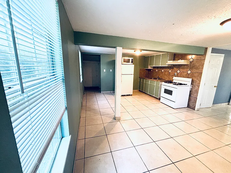 1203 Harrington Ave #C — Photo 4