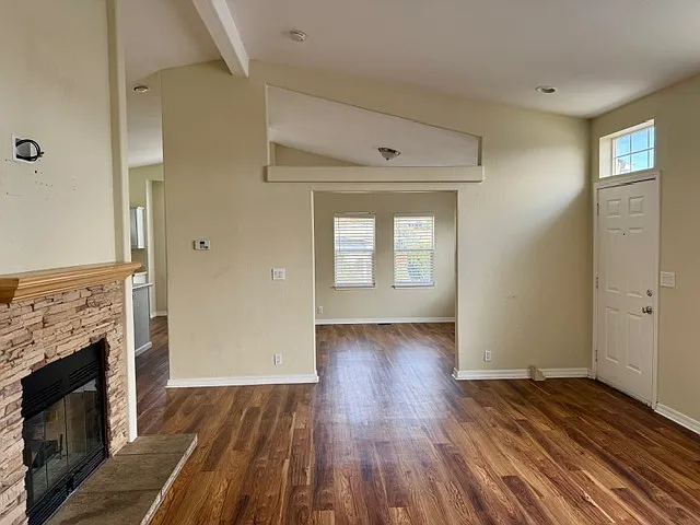 3 bed, 2.0 bath, 1560 sqft, $3,400 — Photo 4