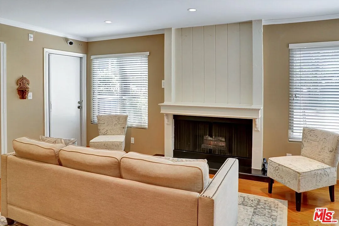 2 bed, 2.0 bath, 942 sqft, $3,700 — Photo 1