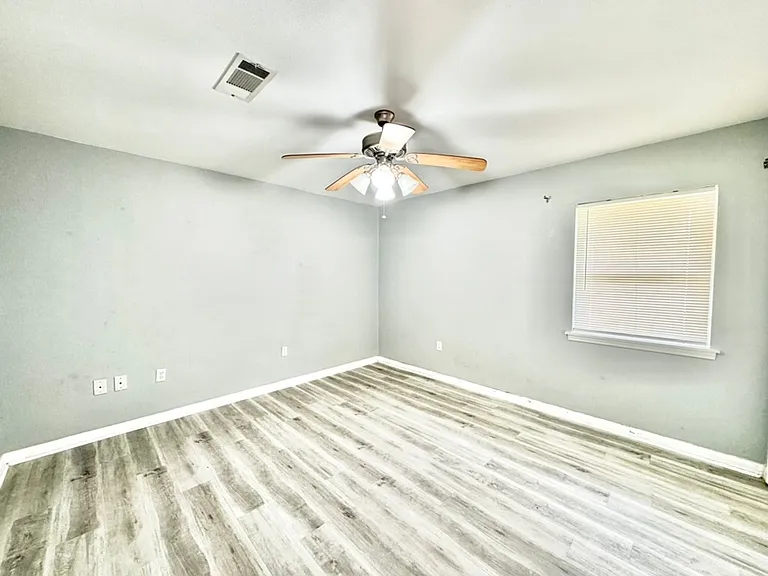 15826 New Market Dr — Photo 15