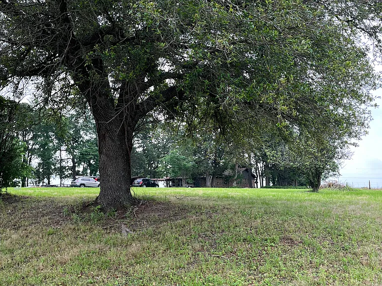 W FM 837 — Photo 1