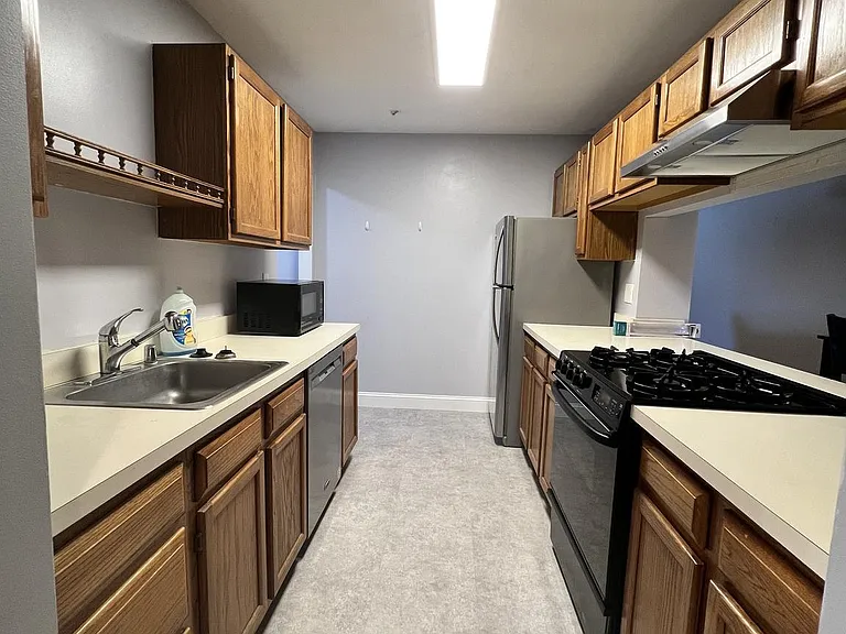 1104 Waters Edge Dr — Photo 4