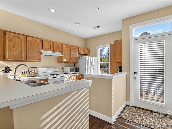 3rd image of 1049 Park West Dr