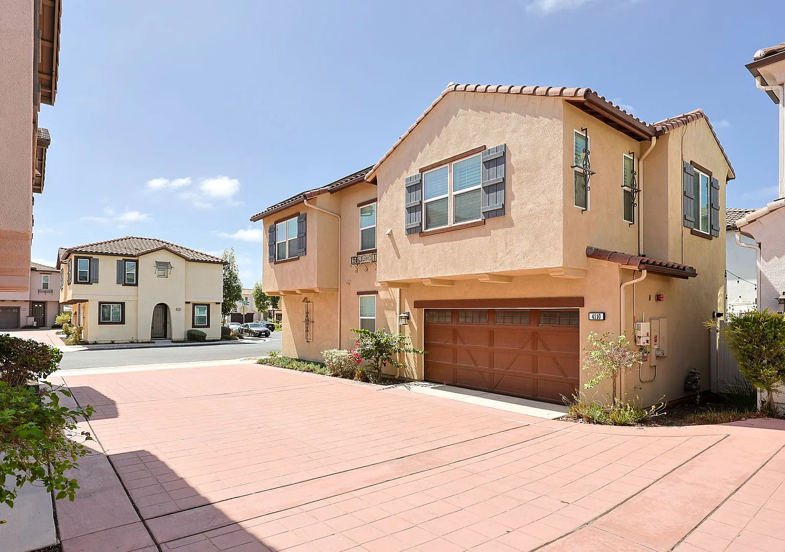 Spacious 4BR/3BA Oceanside Home with 2-Car Garage, Backyard & Community Pool — Photo 4