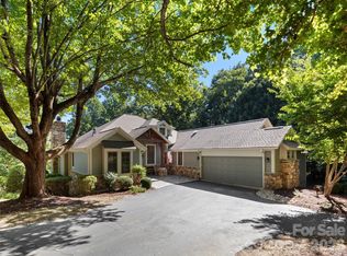1 Meadow Ridge Ln, Hendersonville, NC 28739