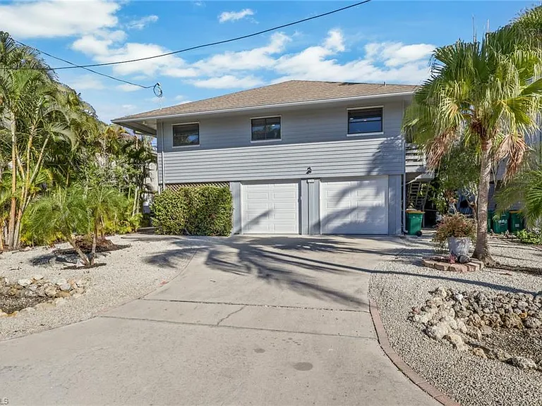 1282 Belaire Ct W — Photo 2