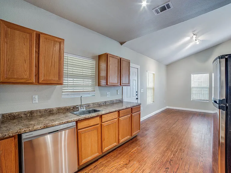 415 Kendall St — Photo 13