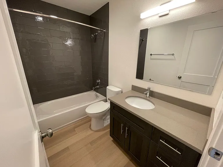 The Courtcrest Apartments — Photo 12