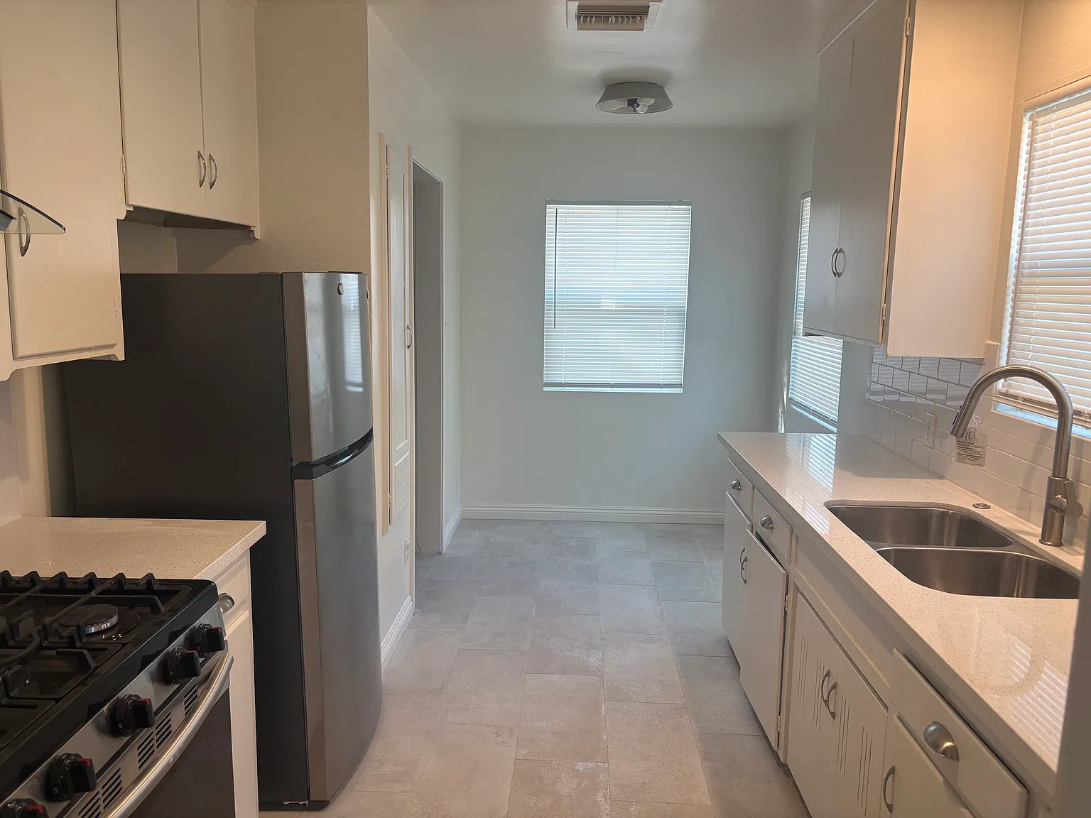 3 bed, 1053 sqft, $1,900 — Photo 4