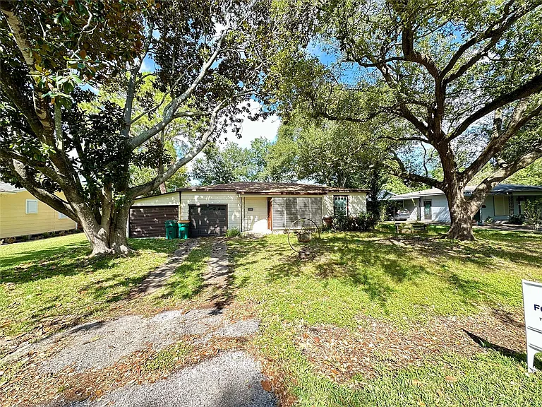 2810 N Houston Dr — Photo 2
