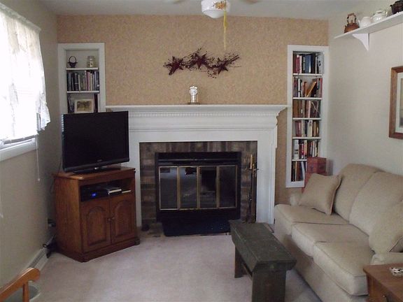 Built-ins-Wood Burning FP in FR/Hearth room.