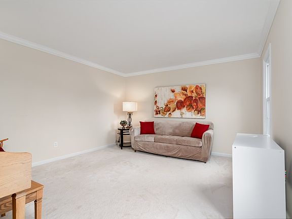 3rd image of 802 Dogwood Trl