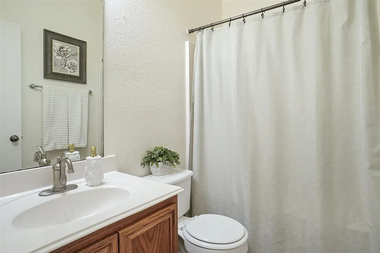 2 bed, 1068 sqft, $1,900 — Photo 2
