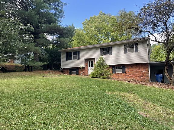 3rd image of 46 Bridle Path Ln