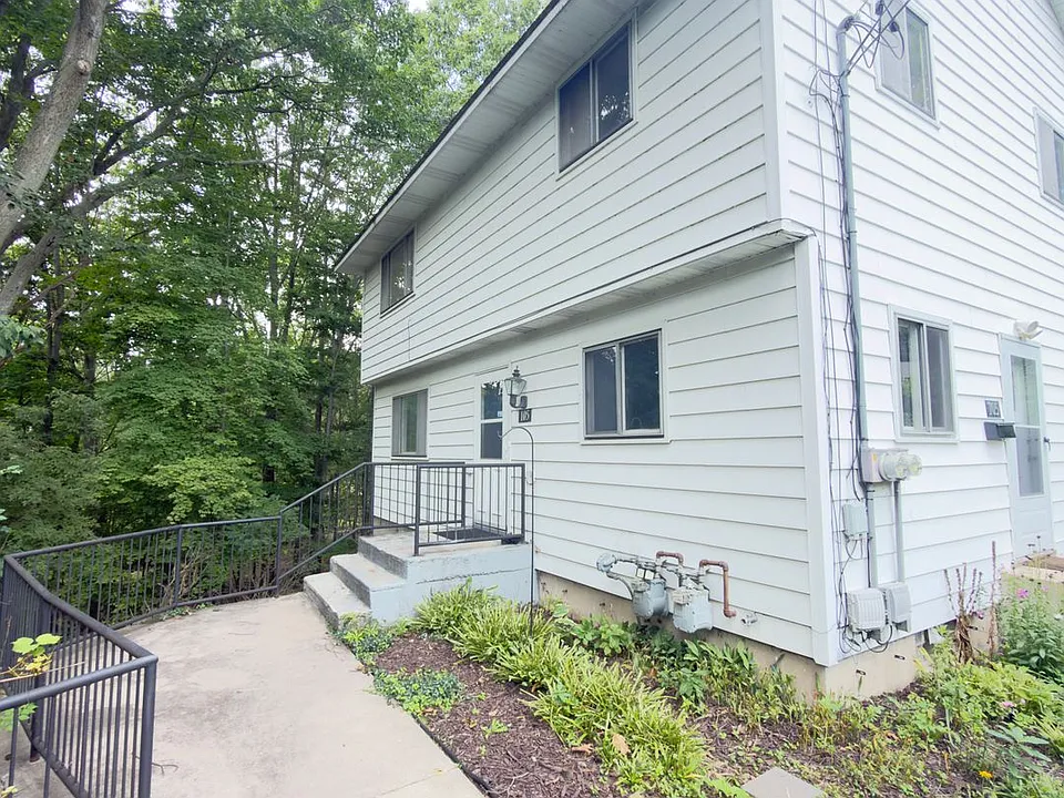 105 W Bridge St