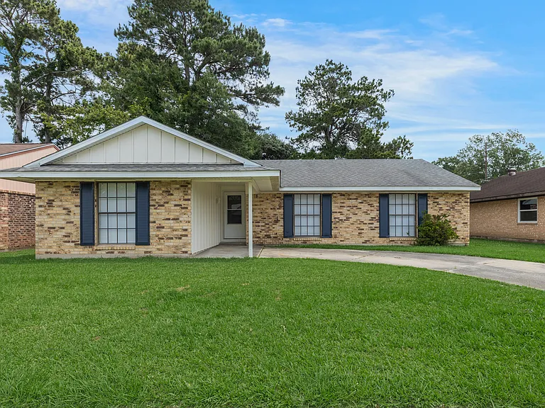 104 Plaza Village Dr — Photo 1