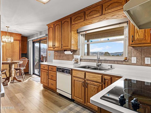 2nd image of 1423 Emily Dr