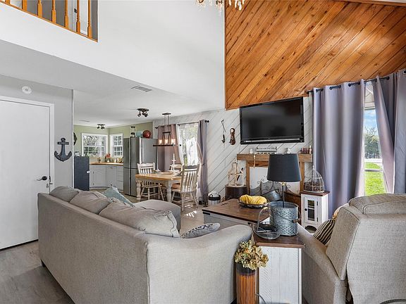 3rd image of 10496 Summit Dr