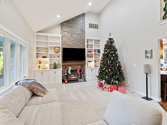 5th image of 558 NE Joanne Cir