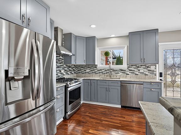3rd image of 567 Bedford Ln