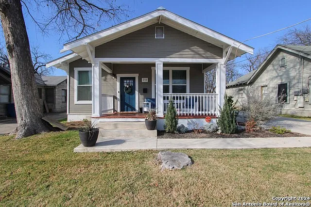 711 W Lullwood Ave — Photo 1