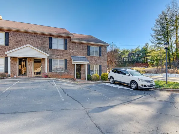 2433 1st St NW APT 21D, Hickory, NC 28601