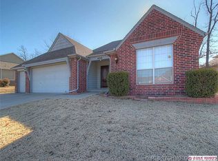 4025 S Rolling Oaks Dr, Tulsa, OK 74107