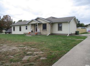720 N 11th St, Clinton, IA 52732