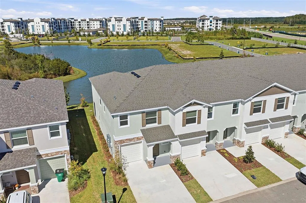 3 bed, 2.5 bath, 1758 sqft, $2,100 — Photo 1