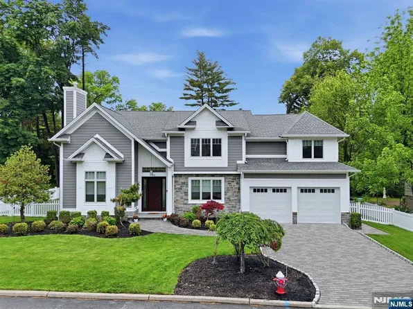 95 Mezzine Dr, Cresskill, NJ 07626