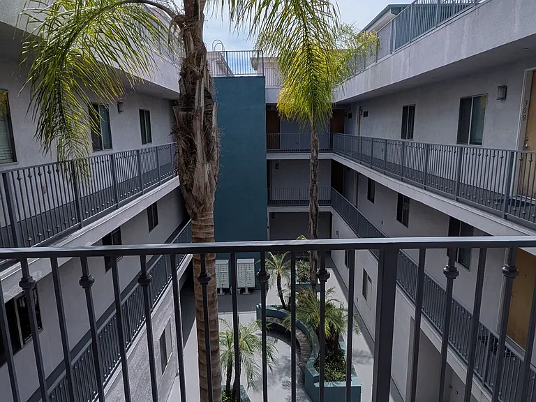 5232 Satsuma Ave #305 — Photo 2