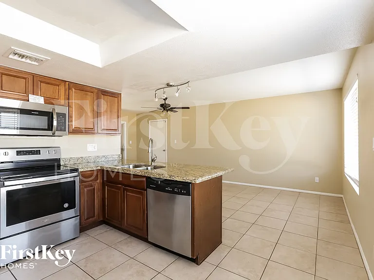 1633 W Charleston Ave — Photo 7