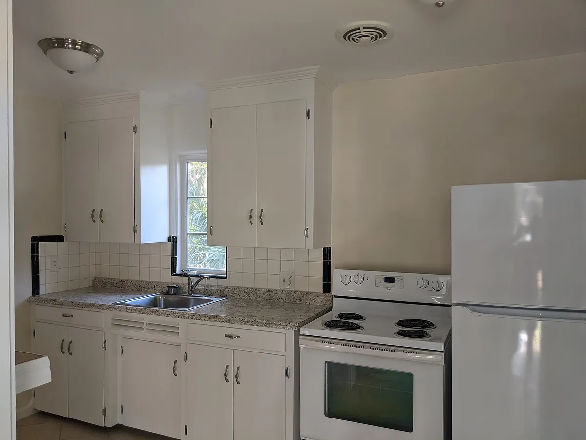 Building Photo - 127 W Gardiner Ct #2
