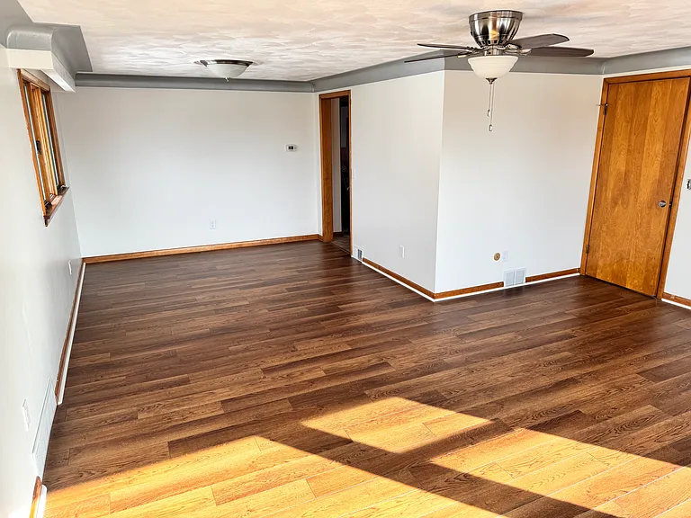363 University Ave — Photo 4