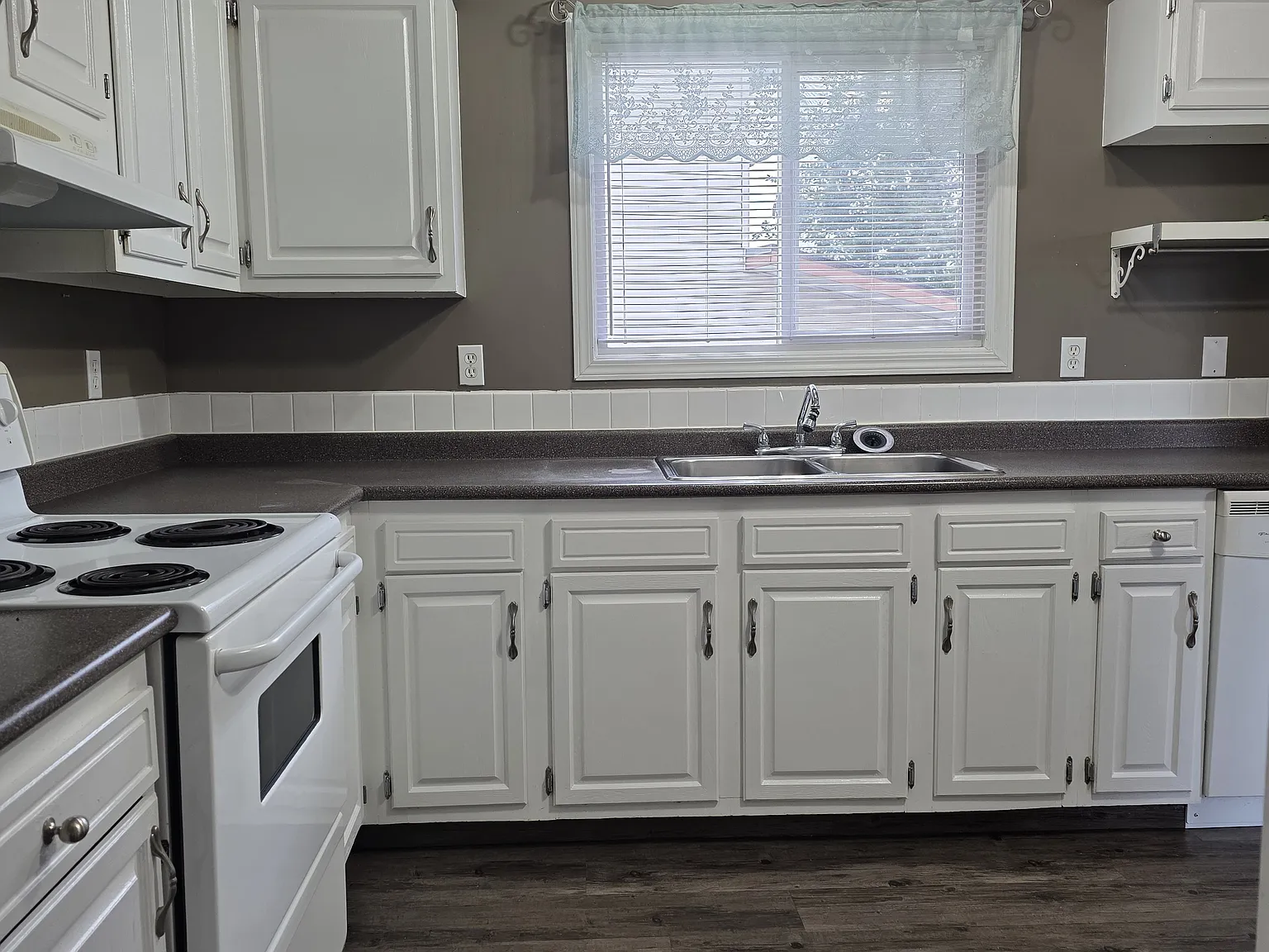 4 bed, 1.5 bath, 1700 sqft, $1,895 — Photo 1