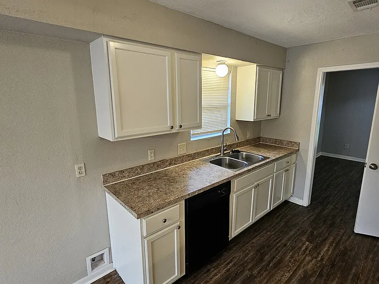 1404 Cactus St — Photo 8