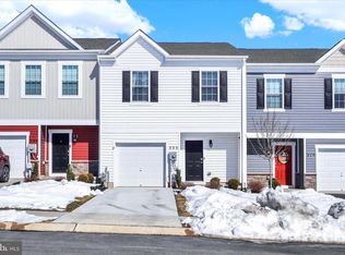 325 Locust Run Dr, York, PA 17404