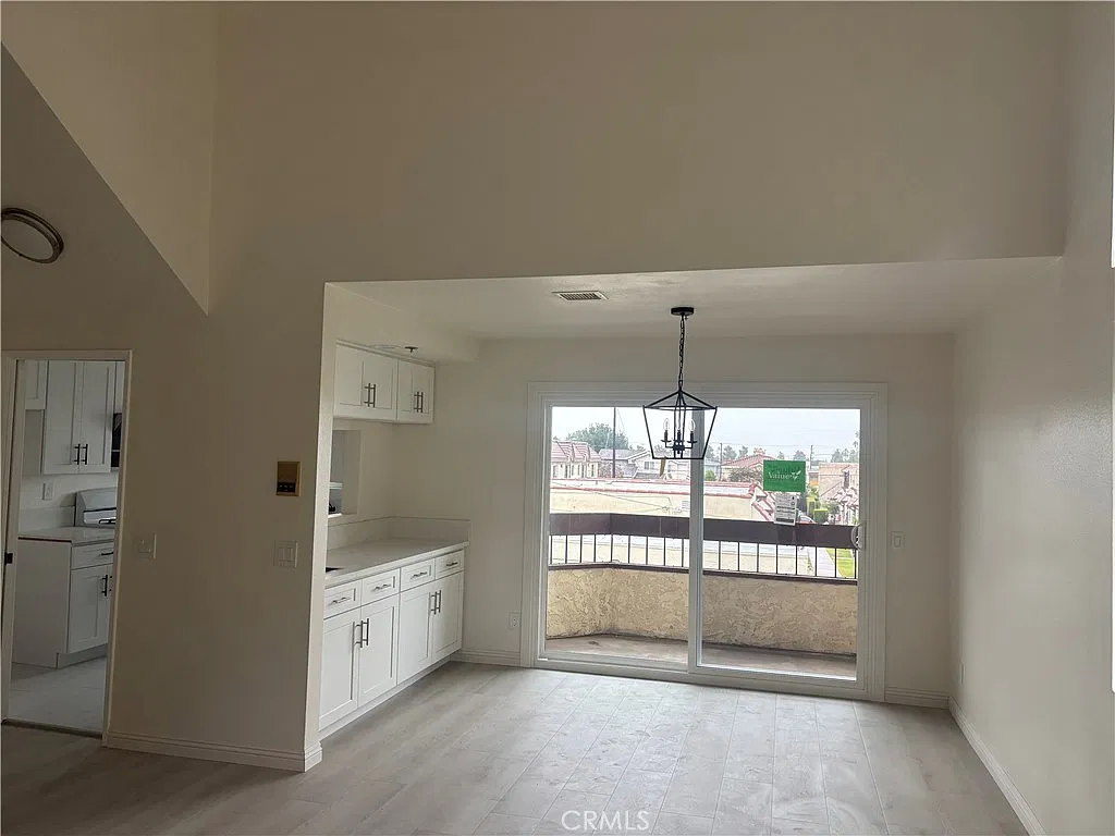 3 bed, 2.5 bath, 1260 sqft, $3,300 — Photo 4