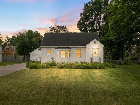 2476 Stillwater Rd E, Maplewood, MN 55119