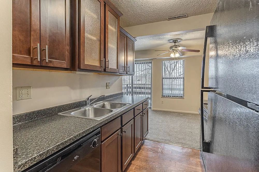 Delta Square Apartments - Lansing, MI — Photo 3