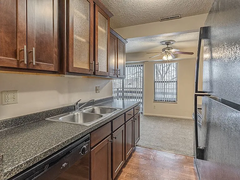 Delta Square Apartments - Lansing, MI — Photo 3