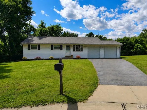 111 Churchill Ct, Maryland Heights, MO 63043