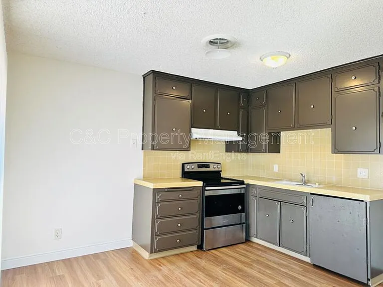1668 W Ashlan Ave — Photo 6