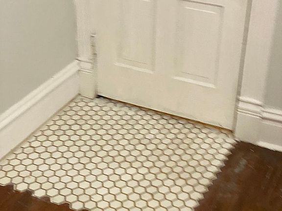 5th image of 501 E Grove St Unit 1