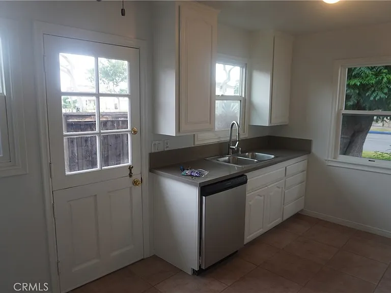 2528 W Flower Ave — Photo 3