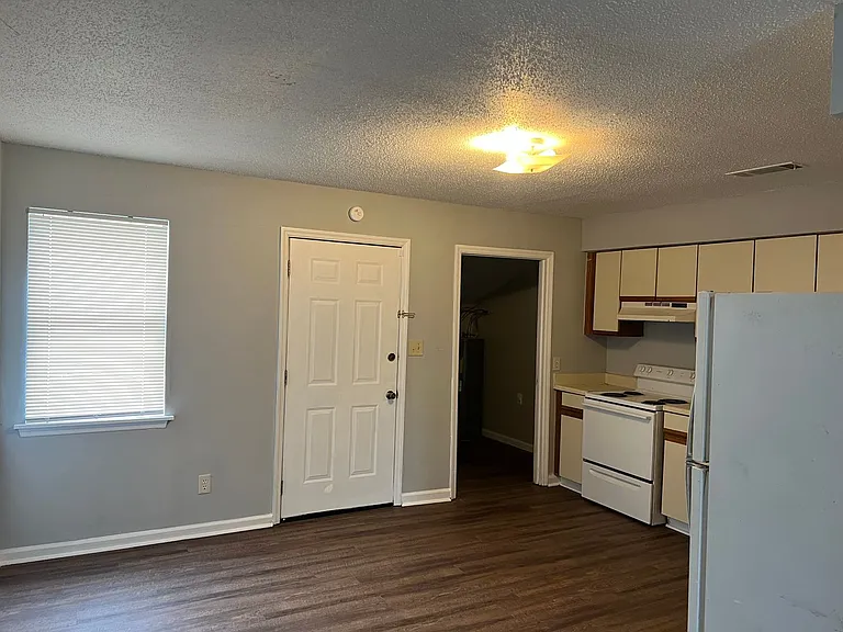 300 Carriage Ln — Photo 4